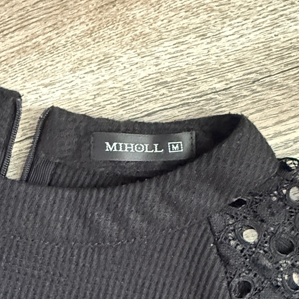 Elegant Black Lace Sleeve Blouse - Picture 3 of 5